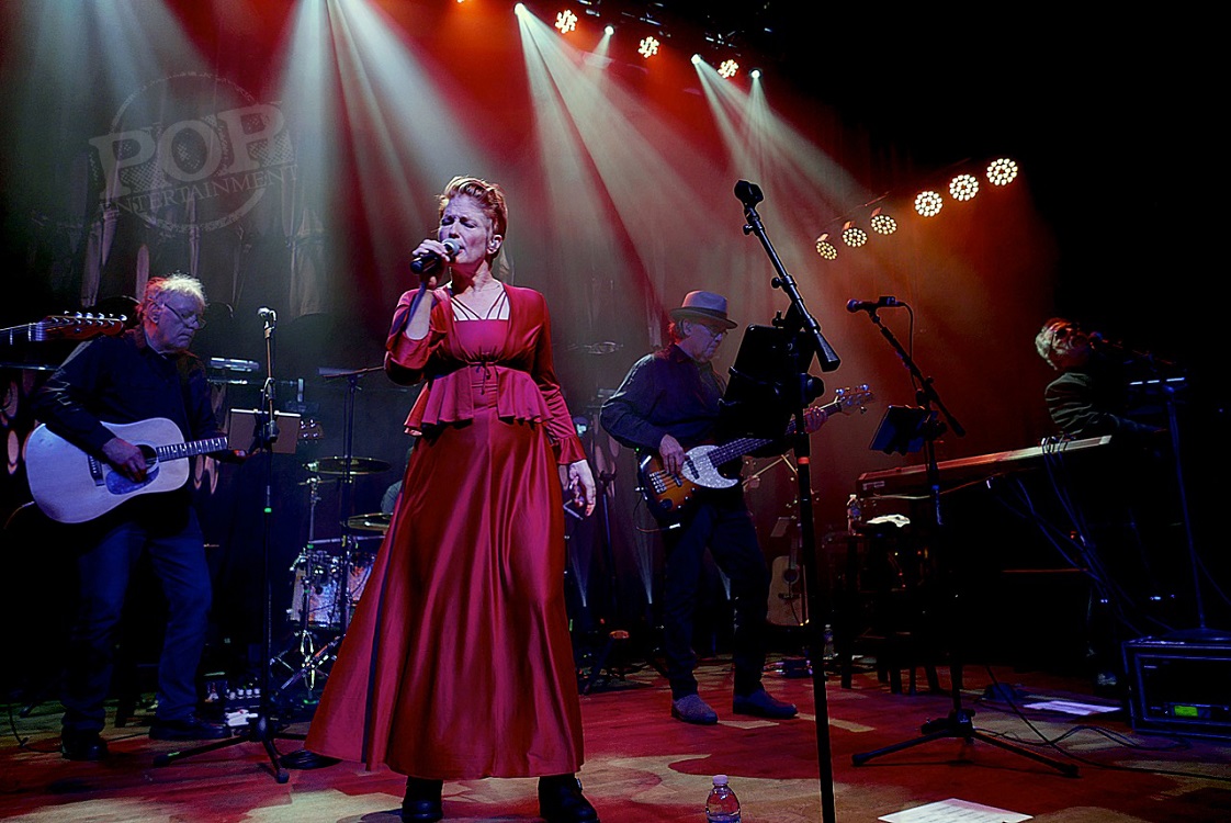 10,000 Maniacs live on tour